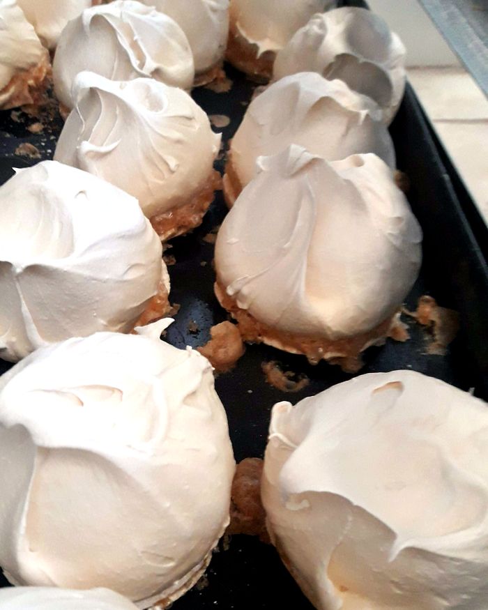 Bandeja de merengues sobre su base de masa