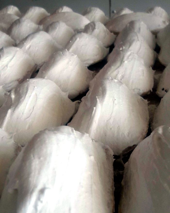 Merengues blancos en fila