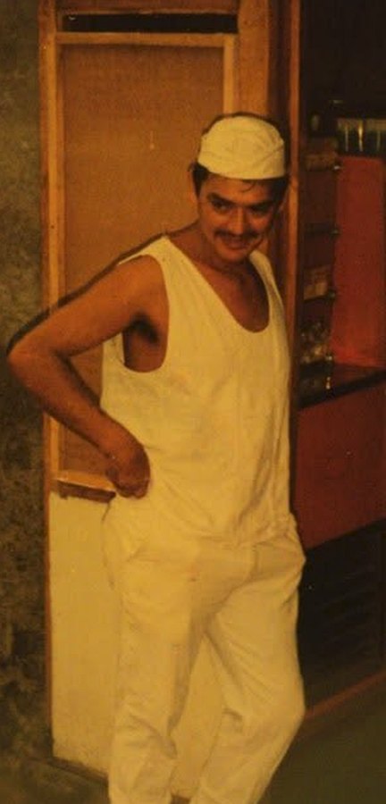 Foto antigua de un dulcero con gorro y ropa blanca de trabajo