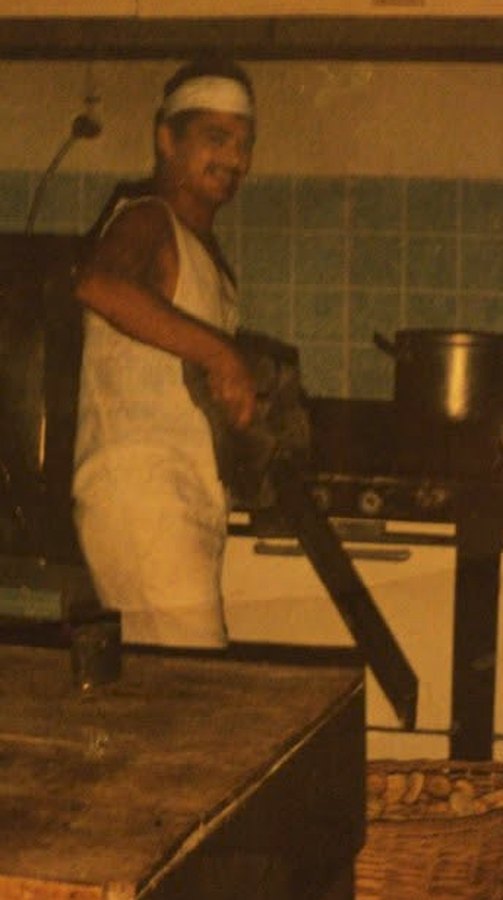 Foto antigua de un dulcero trabajando en el obrador